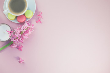 Obraz na płótnie Canvas Flat lay photo of coffee cup with flowers