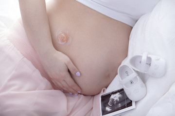 Kobieta w ciąży i zdjęcie USG - obrazy, fototapety, plakaty