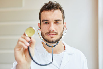 Kompetenter Facharzt mit Stethoskop