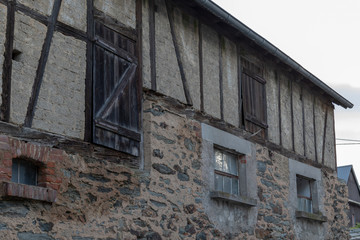 Fototapeta na wymiar Fassade eines alten Fachwerkhauses in einem Dorf mit einem hölzernen Heuboden