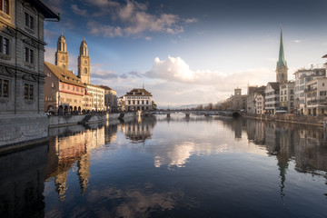 Panoramablick über die Limmat in Zürich an einem Winterabend - obrazy, fototapety, plakaty
