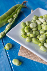 Fave su tavolo di legno