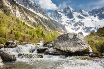 Bergszene in den österreichischen Alpen mit Gletscher und Wildbach