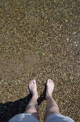 ein mann steht barfuss am rheinufer bei eich