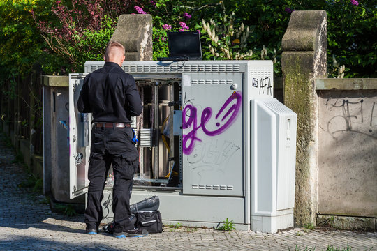 Techniker an einem Verteilerkasten