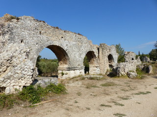Fototapeta na wymiar Römischer Aquadukt von Barbegal bei Fontvieille / Provence