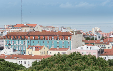 Fototapeta na wymiar Vista panorámica de la ciudad de Lisboa con el rio Tajo al fondo, Portugal