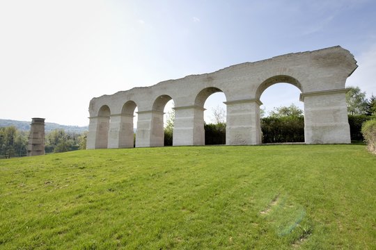 Vue de 5 arches de l'aqueduc d'Ars sur Moselle en Lorraine