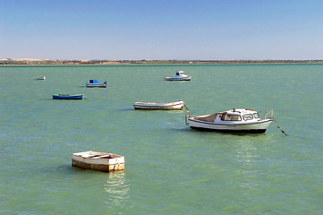 barcas de pesca en la playa de Puerto Real en Cadiz, Andalucia. España