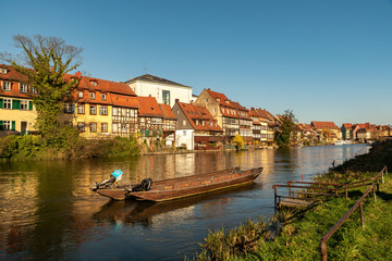 Fototapeta na wymiar The great houses of Bamberg with a old boat in front