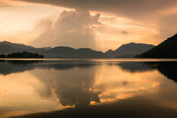 Sonnenaufgang mit Gewitter am Walchensee in Bayern