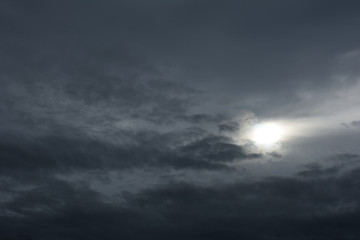 Fototapeta premium 曇天 暗雲 太陽