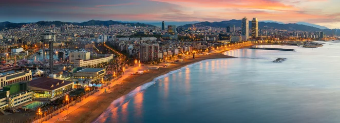 Foto op Plexiglas Strand van Barcelona bij zonsopgang in de ochtend © anekoho