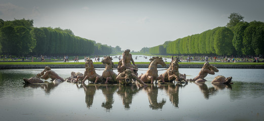 Versailles, France - 04 22 2018: Château de Versailles et son parc, ses bosquets et bassins. Bassin du char d'Apollon - obrazy, fototapety, plakaty