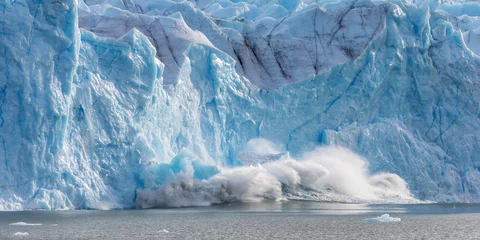 Crédence de cuisine en verre imprimé Glaciers Large piece of ice collapses  at the Perito Moreno Glacier