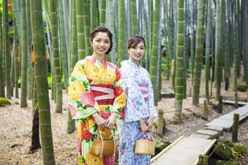 浴衣女性たちは竹林を訪れている