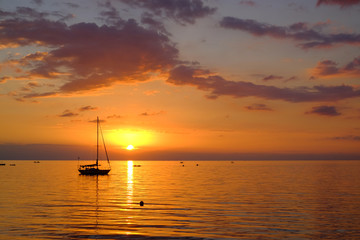 Velero en un atardecer en Bali