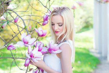 Obraz na płótnie Canvas Natürlich romantisches Make-up und Hairstyling - Frau, Frühling, Blüten, Magnolien