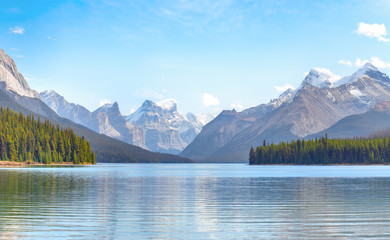 Maligne Lake in Jasper national park, Alberta, Canada - 202454824