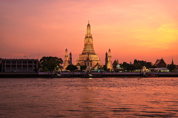 Fototapeta na wymiar Wat Arun Temple at sunset twilight with floating lanterns in bangkok,Thailand.