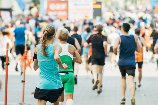 Frau l&auml;uft beim Marathon auf Zielgerade