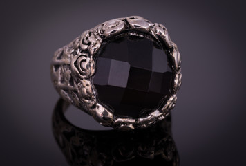 Anillo de cuarzo sobre fondo negro