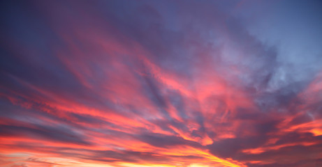 Fototapeta na wymiar Wunderschöne Sonnenuntergangs Himmel Über Skiathos in Griechenland. 