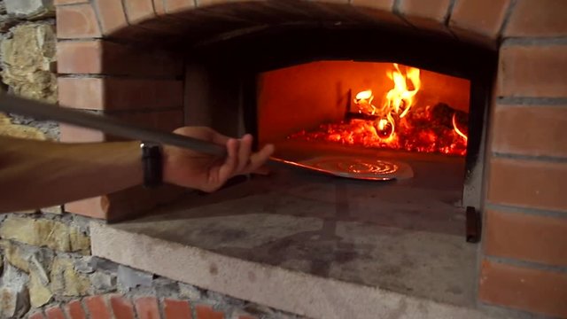 Focaccia che cuoce nel forno a legna