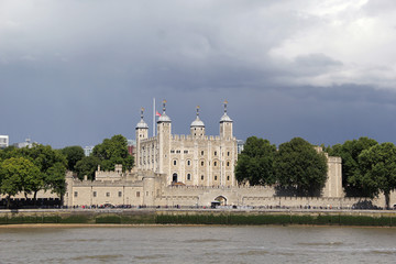 Fototapeta na wymiar Tower of london with heavy clouds in the background