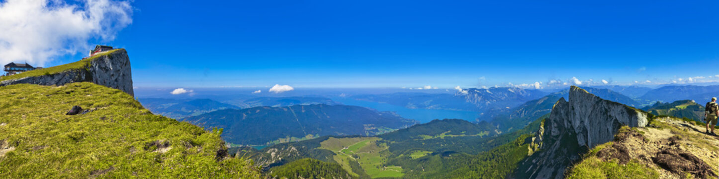 Gro&szlig;er Panoramablick vom Schafberg auf den Attersee im Salzkammergut (&Ouml;sterreich)