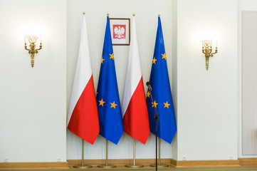 konferencja prasowa flagi Polski Unii Europejskiej - obrazy, fototapety, plakaty