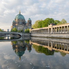 Sonnenaufgang am Berliner Dom in Berlin im Frühling © Thomas