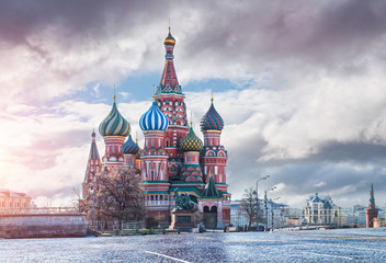 Fototapeta premium утро на Красной Площади в Москве у Собора Василия Блаженного A bright morning near St. Basil's Cathedral on Red Square