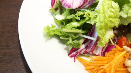 フレッシュな野菜サラダ・木製テーブル - Colorful fresh vegetable salad on wooden table