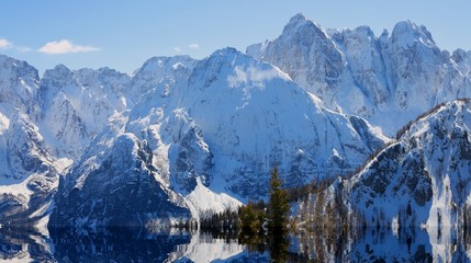 Fototapeta na wymiar Snow on the mountains and the lake