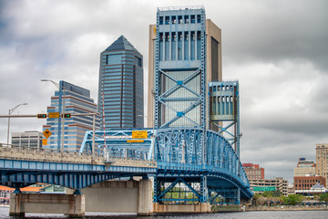 Obraz premium Jacksonville skyline with bridge and buildings on a overcast day