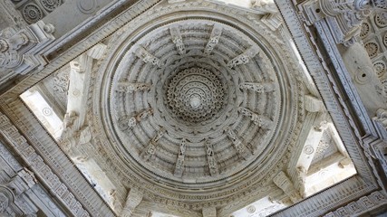 Bildhauerkunst im Ranakpur Jain Tempel in Rajasthan, Indien