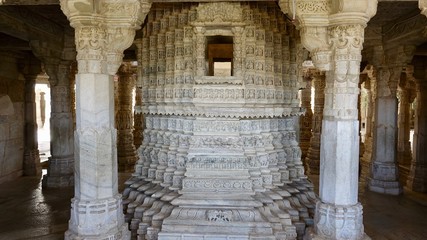 Obraz premium Bildhauerkunst im Ranakpur Jain Tempel in Rajasthan, Indien