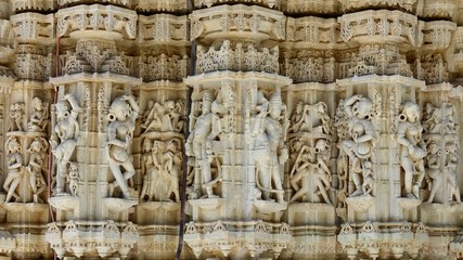 Fototapeta na wymiar Bildhauerkunst im Ranakpur Jain Tempel in Rajasthan, Indien