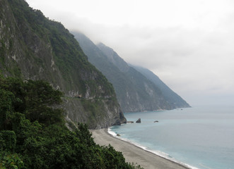 Fototapeta premium Taiwan's misty mountain right next to a beach