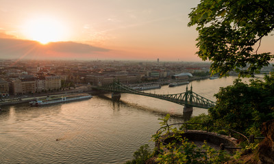 Obraz premium sunrise at Budapest Gellert hill in spring blooming time 2018