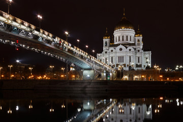 Fototapeta na wymiar Cathedral of Christ the Saviour with Patriarshiy bridge. Landscape of Moscow at night