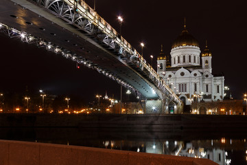 Fototapeta na wymiar Cathedral of Christ the Saviour in Moscow on the background of the Patriarshiy bridge at night