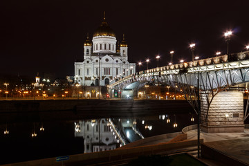 Fototapeta na wymiar Cathedral of Christ the Saviour against the Patriarshiy bridge in Moscow at night