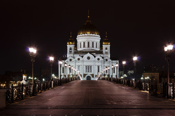 Fototapeta na wymiar View of the Cathedral of Christ the Saviour in Moscow with Patriarshiy bridge at night