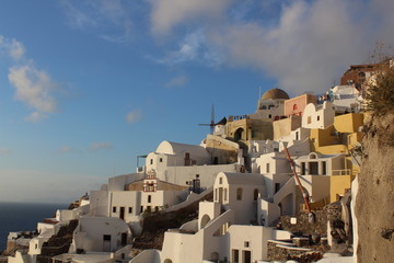 Fototapeta na wymiar Isla de Santorini, vista de Oia. Casas sobre el mar 