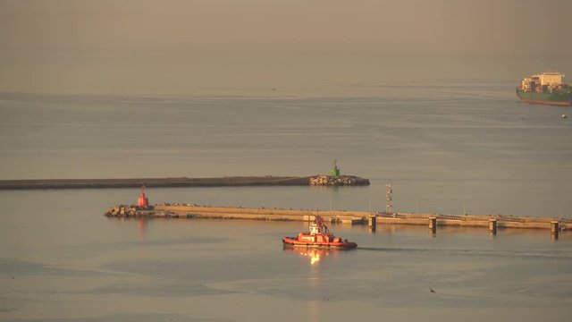 Rimorchiatore esce dal porto