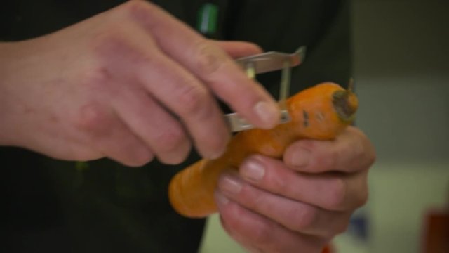 &eacute;pluchage de carrotte