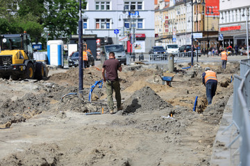 Prace ziemne w centrum miasta Opole, wykopy budowlane.