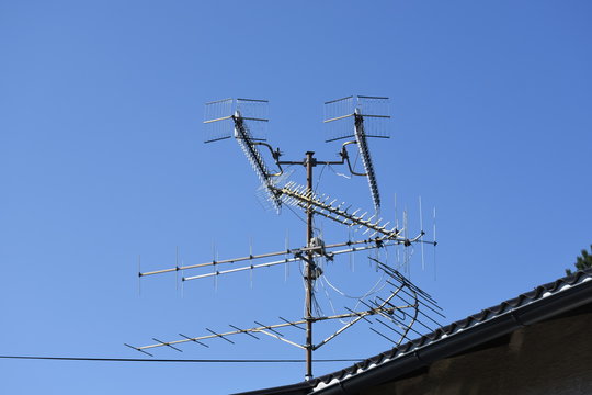 Antennenmast, Antennen, Dachantenne, Dach, UHF, DVB-T2, DVB-T, Fernsehen, Radio, DAB+, DAB Plus, Digitalradio, VHF, Zwilling, Zwillingsantennen, Richtantenne